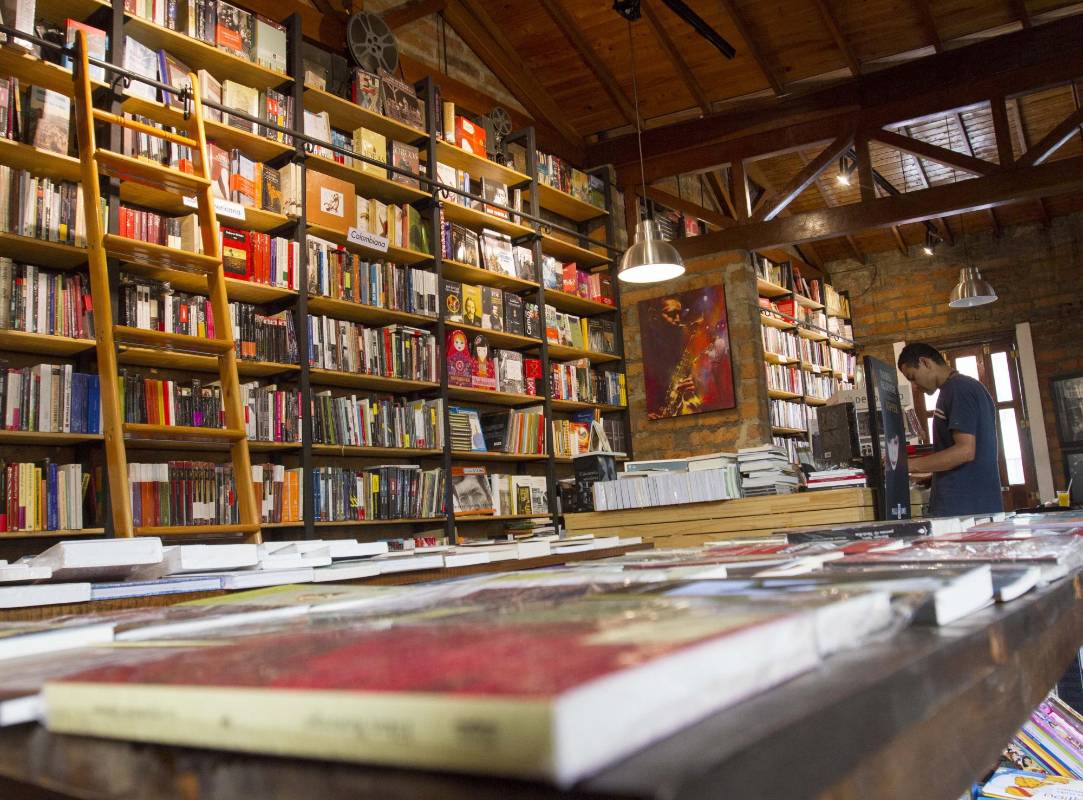La Librería El Acontista es un espacio de lectura y encuentros alrededor de los libros. En este sitio hay presentaciones de libros y charlas sobre literatura, artes y ciencias todos los martes. En el mismo edificio pero en espacio separado, está complementada con un restaurante en el que hay conciertos de jazz todos los lunes. Dirección: Cl. 53 N° 43-81. Teléfono: 512 30 52. Foto Archivo El Colombiano.