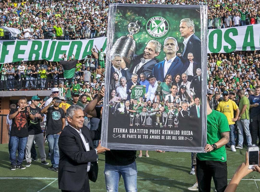 La emotiva despedida que le hizo la hinchada de Nacional a su técnico Reinaldo Rueda inició a las 4:00 de la tarde con la gradería sur llena y con cánticos y trapos en honor a un grande que colmó de títulos al equipo verde. FOTO JUAN ANTONIO SÁNCHEZ