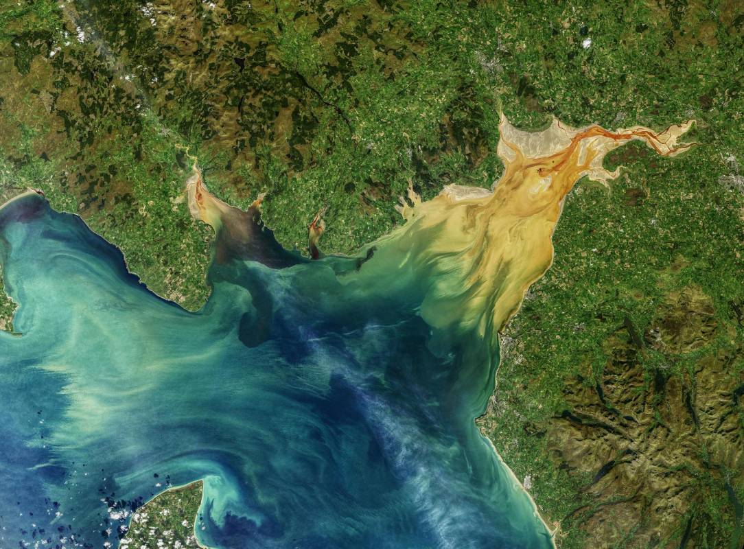 El estuario (desembocadura, en el mar, de un río amplio y profundo) de Solway, el tercero más grande del Reino Unido, está situado frente a la costa suroeste de Escocia. Al igual que un fotógrafo que ajusta la iluminación en un estudio, Norman Kuring del grupo de Biología Oceánica de la Nasa trabaja con varios programas de software y técnicas de filtrado de color para dibujar los finos detalles en el agua. Los remolinos y serpentinas de Solway Firth son reales, pero Kuring ha separado y realzado ciertos tonos y matices en los datos para hacer que los sedimentos y la materia orgánica disuelta destaquen. FOTO El Operational Land Imager (OLI) del satélite Landsat 8 capturó esta imagen el 2 de octubre de 2019.