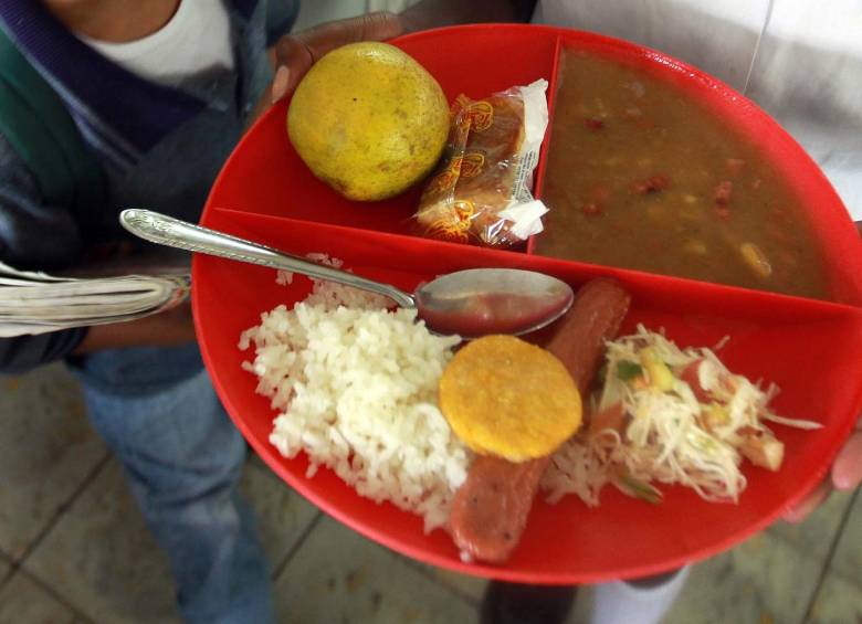 Se entregan 5,6 millones de raciones diarias a los estudiantes del país. Los gobernadores cuestionaron falta de recursos. FOTO MANUEL SALDARRIAGA