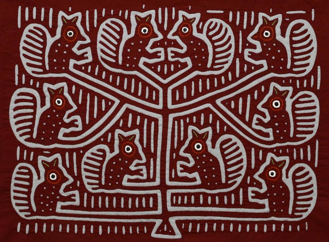 Esta exposición se encuentra en el banco de la República en Medellín, reúne 87 piezas textiles (molas) que se usan como vestido y también como símbolo de protección y de relato. Foto: Manuel Saldarriaga Quintero