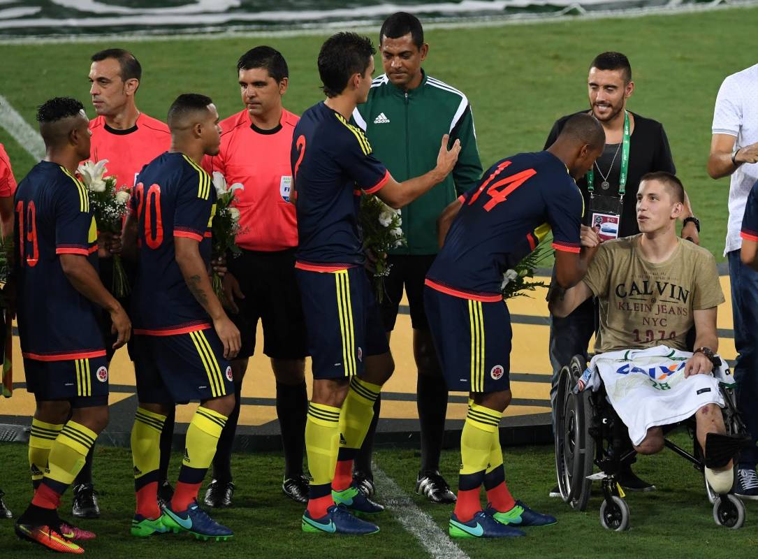 Los cuatro supervivientes fueron largamente homenajeados antes del partido por un público que cambió el habitual minuto de silencio por un fuerte y prolongado aplauso. FOTO AFP