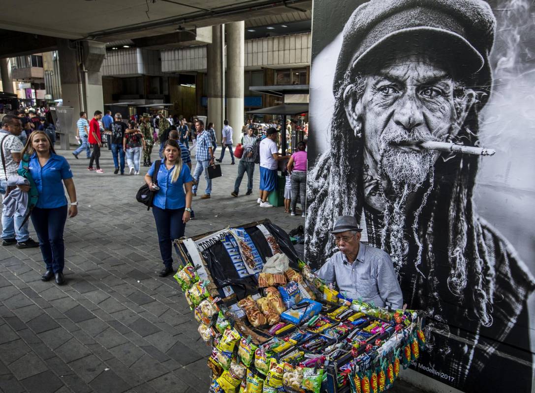 La obra Identidades está compuesta por 32 retratos en blanco y negro de gran formato, que están ubicados en los bajos de la estación Parque Berrío del Metro de Medellín. Foto: Julio César Herrera