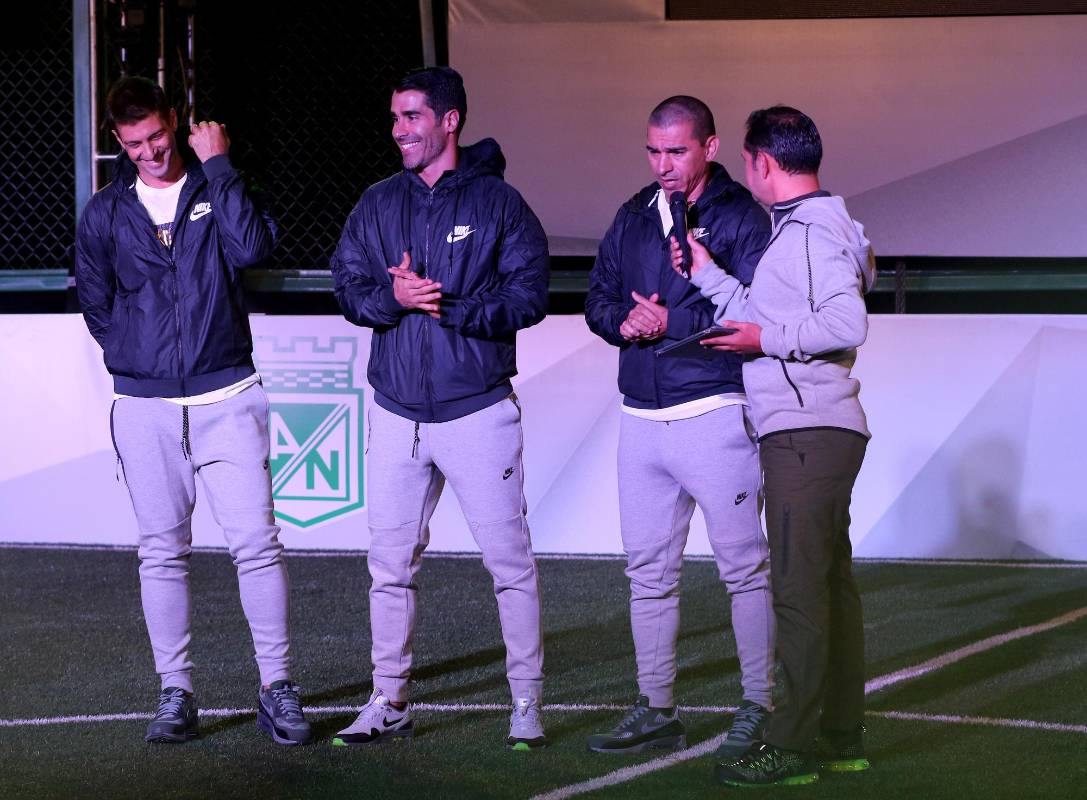 Al evento realizado en la UVA de San Cristóbal, en el occidente de Medellín, asistió toda la plantilla profesional de Nacional, las directivas y algunos hinchas, invitados especiales. Foto Donaldo Zuluaga.