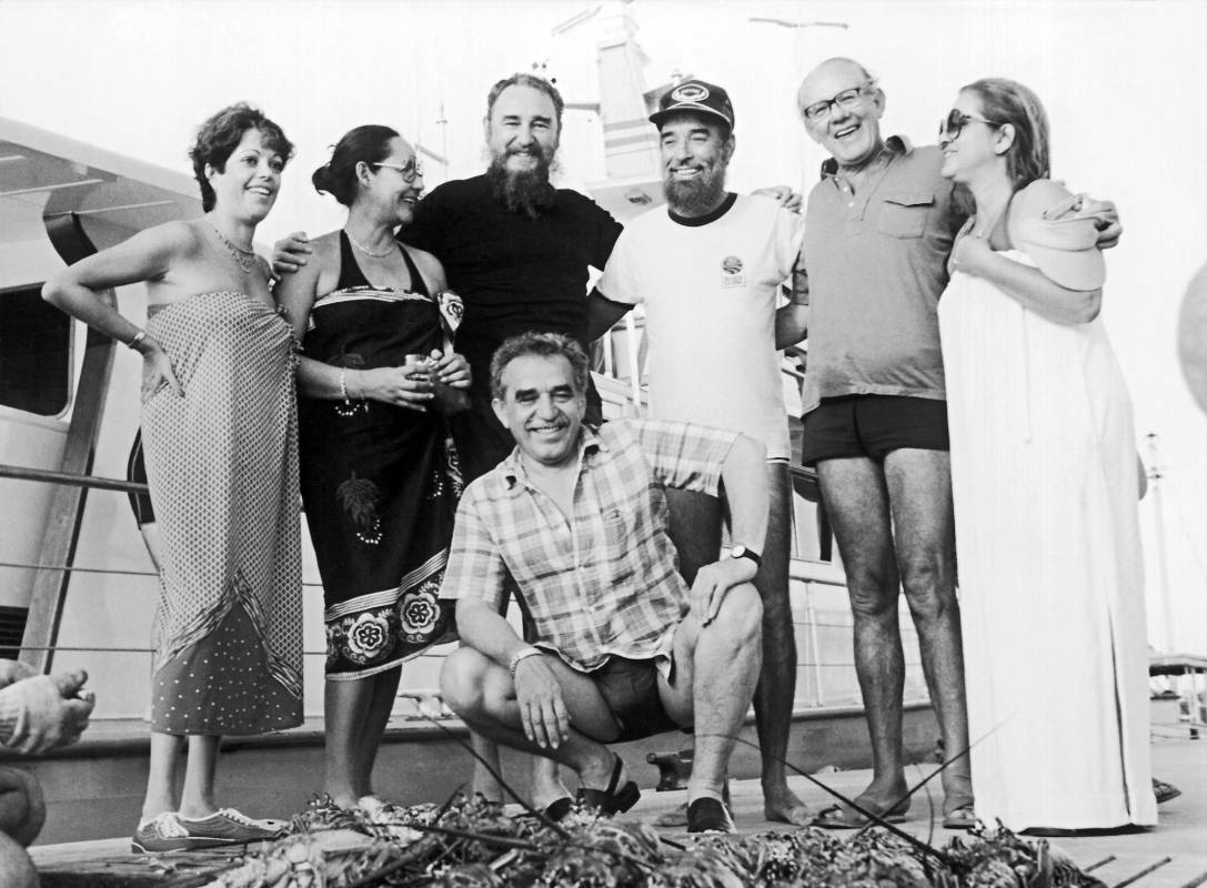 La cercanía con García Márquez permitió a Fidel Castro hacer puentes con otros personajes influyentes de Colombia. En esta foto, la segunda persona de derecha a izquierda es el expresidente Alfonso López Michelsen. FOTO COLPRENSA
