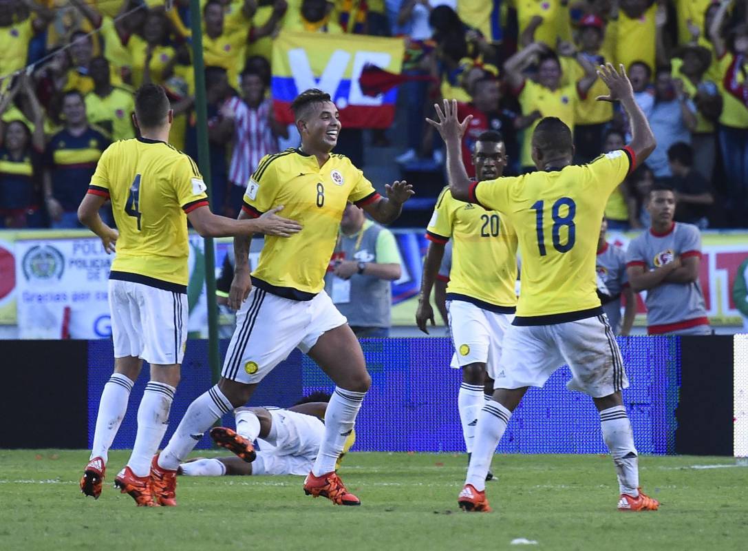 Cuando parecía que el partido terminaba, Cuadrado dirigió un buen contraataque que terminó con gol Edwin Cardona. FOTO AFP