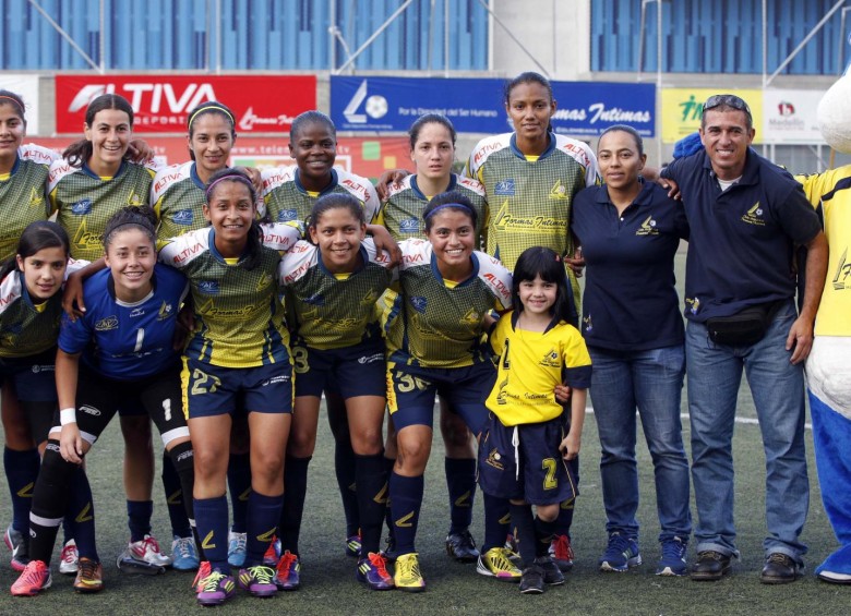 Formas Íntimas, protagonista permanente de fútbol regional y del país. Aquí, el grupo de 2013 en la Feria de las Flores.