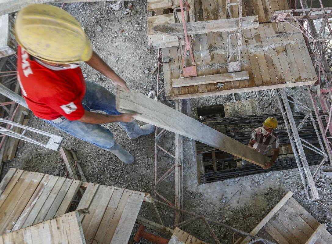 Trabajadores se hacen mas frecuentes en las construcciones, después de que el gobierno nacional permitió que en esta época de cuarentena se reactivaran estas labores para mejorar la economía tanto de los obreros como las constructoras. Foto: Manuel Saldarriaga Quintero