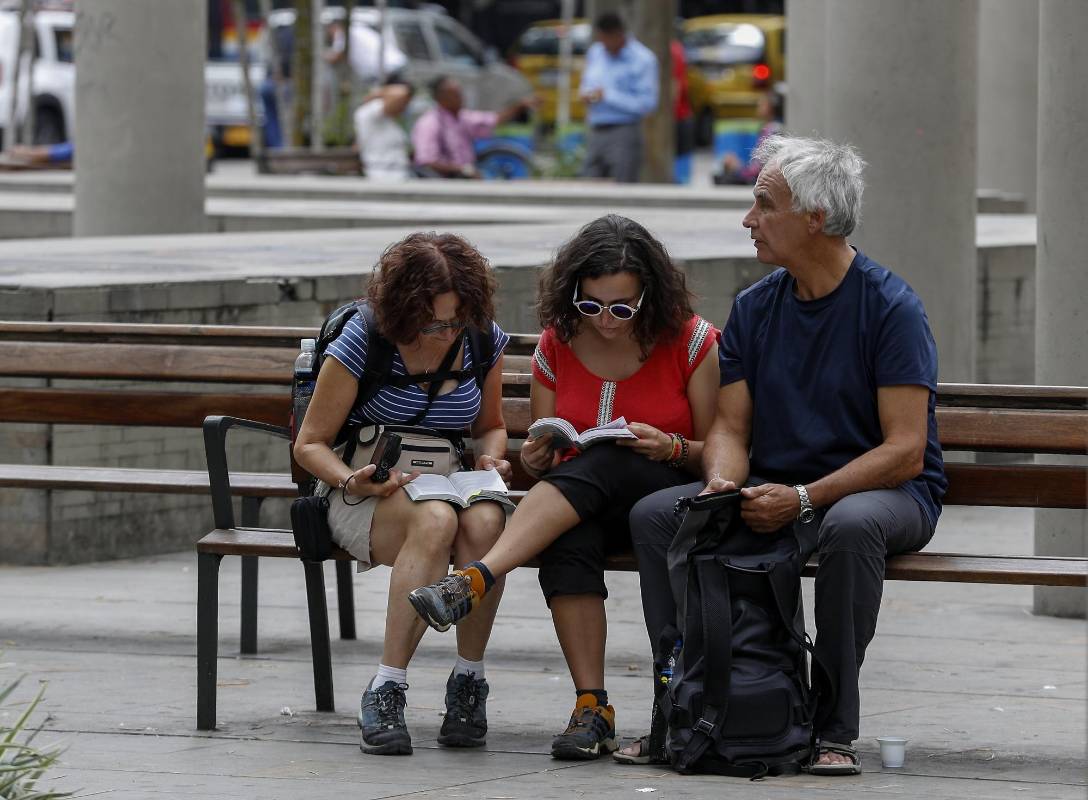 En medio de la agitada rutina de la ciudad, lectores espontáneos aprovechan un momento de calma para leer un buen libro. Foto: Manuel Saldarriaga.