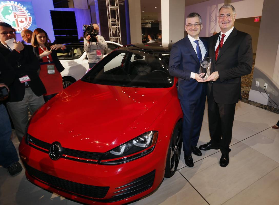 El Volkswagen Golf/GTI obtuvo el galardón al automóvil del año en Norteamérica, un reconocimeinto que se produce en un momento en el que la compañía alemana atraviesa un grave y prolongado bache de ventas en el mercado estadounidense. Michael Horn (izq), consejero delegado del Group Volkswagen en Estados Unidos, recibió el premio. FOTO AP