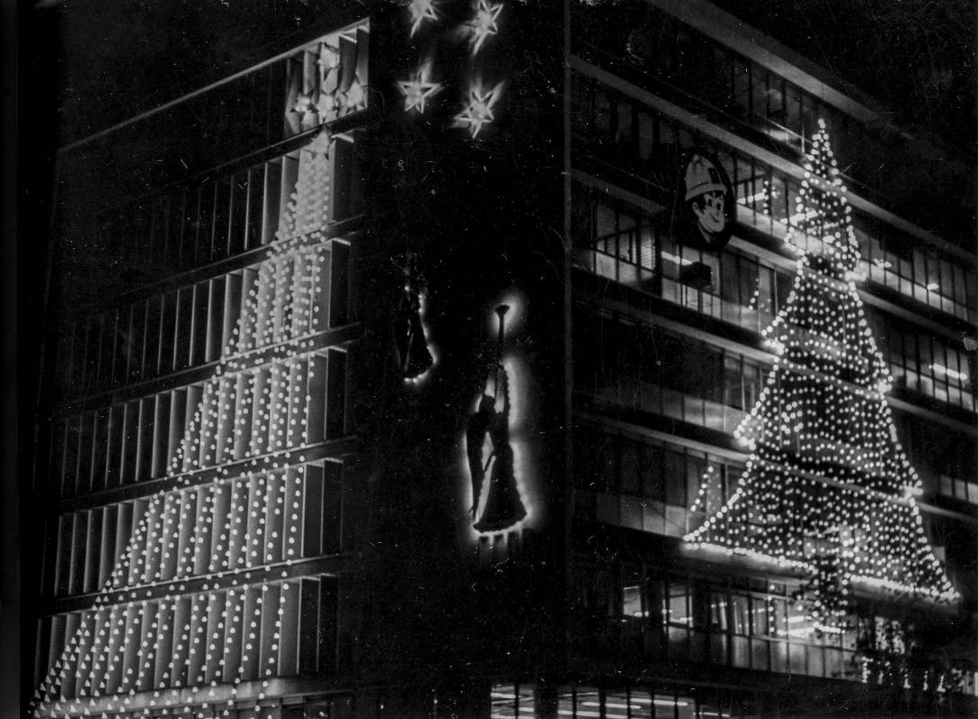 Alumbrado en el edificio Miguel Aginaga de la cuidad de Medellín en el año 1980. Foto: Archivo El Colombiano