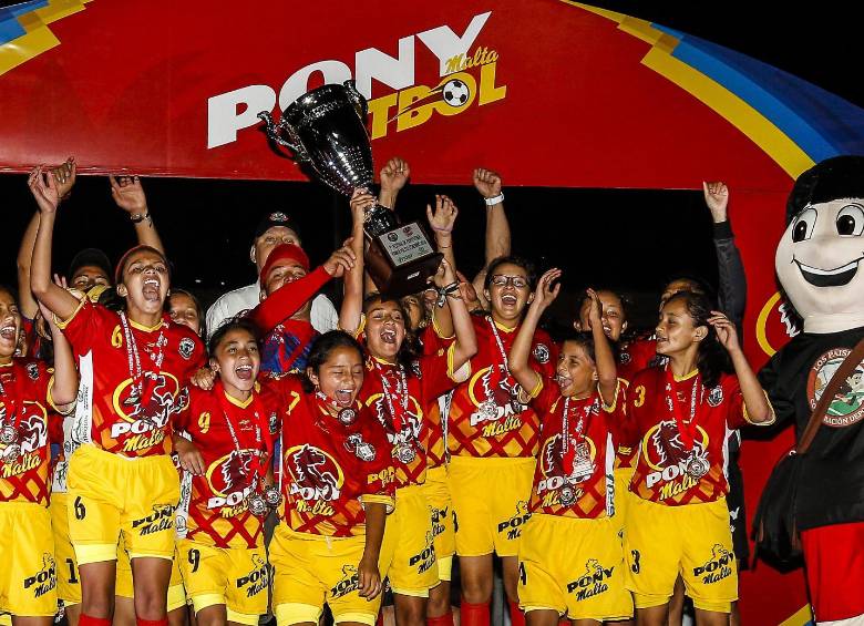 Las jugadoras de La Aurora II, de Bogotá, celebran el título del Pony femenino. Foto jaime pérez