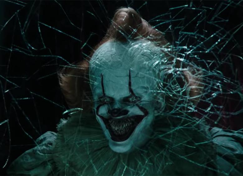 Bill Skarsgård encarna nuevamente al payaso Pennywise en esta entrega. Foto: Warner Bros. 