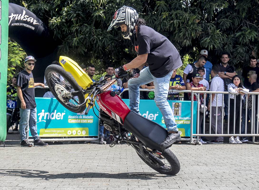 Los expertos pilotos hicieron vibrar a los asistentes con sus habilidades sobre las motos. Foto Juan Antonio Sánchez Ocampo