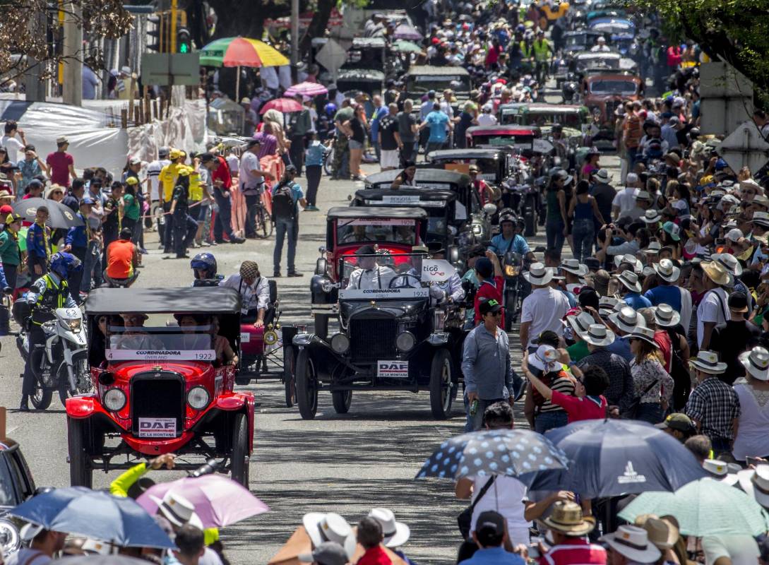 Los autos más antiguos desfilaron primero. FOTO Juan Antonio Sánchez