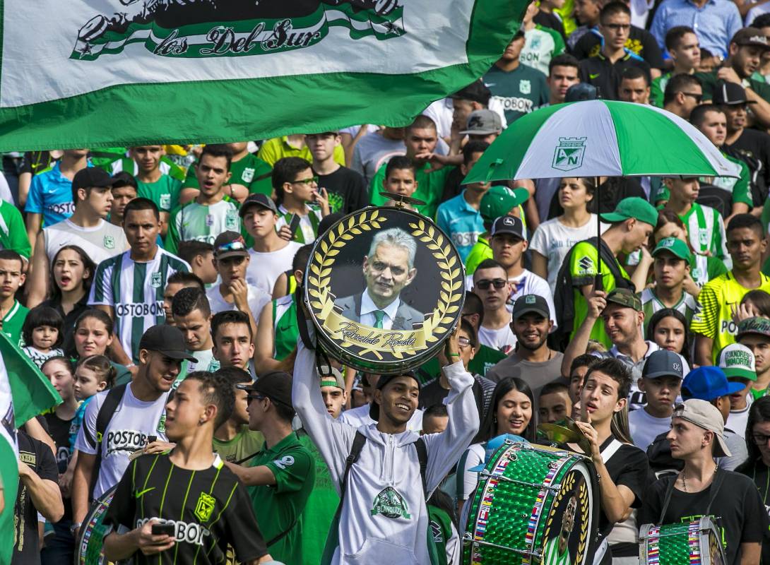 El evento que estaba citado para las 4:00 de la tarde finalizó a las 5:00 aproximadamente y fue un evento emotivo que lleno de lágrimas al homenajeado. FOTO JUAN ANTONIO SÁNCHEZ