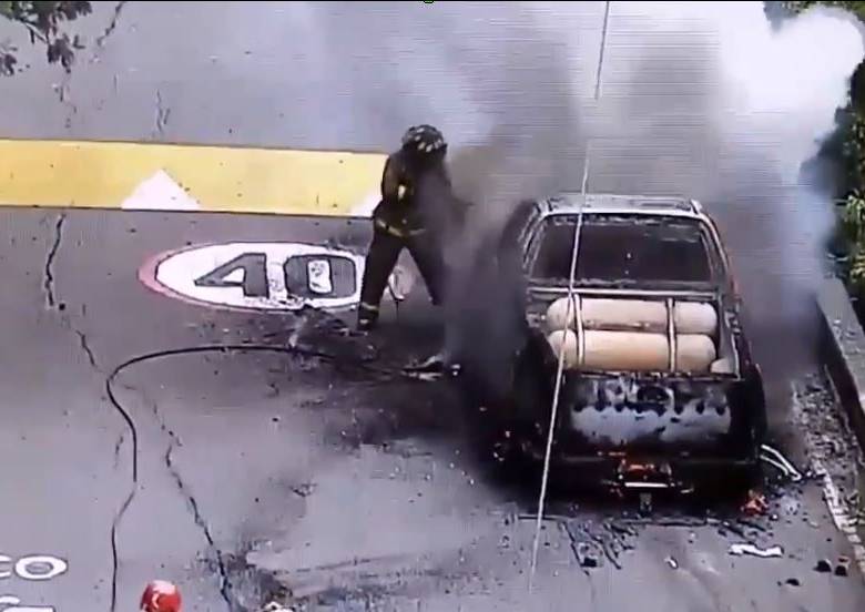 El cuerpo de bomberos del municipio atendió la emergencia. FOTO: CAPTURA DE VIDEO DE LA SECRETARÍA DE MOVILIDAD