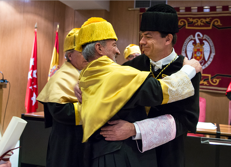 El manizaleño Germán Velásquez, recibió el pasado lunes el título de doctor ‘honoris causa’ a propuesta de la Facultad de Medicina de la Universidad Complutense de Madrid. FOTO CORTESÍA UNIVERSIDAD COMPLUTENSE DE MADRID
