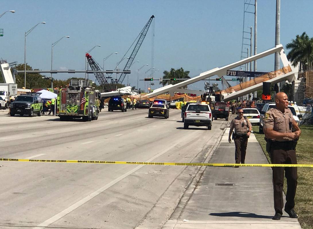 Un puente peatonal en Miami colapsó este jueves sobre una avenida de seis carriles y aplastó varios vehículos. FOTO AFP