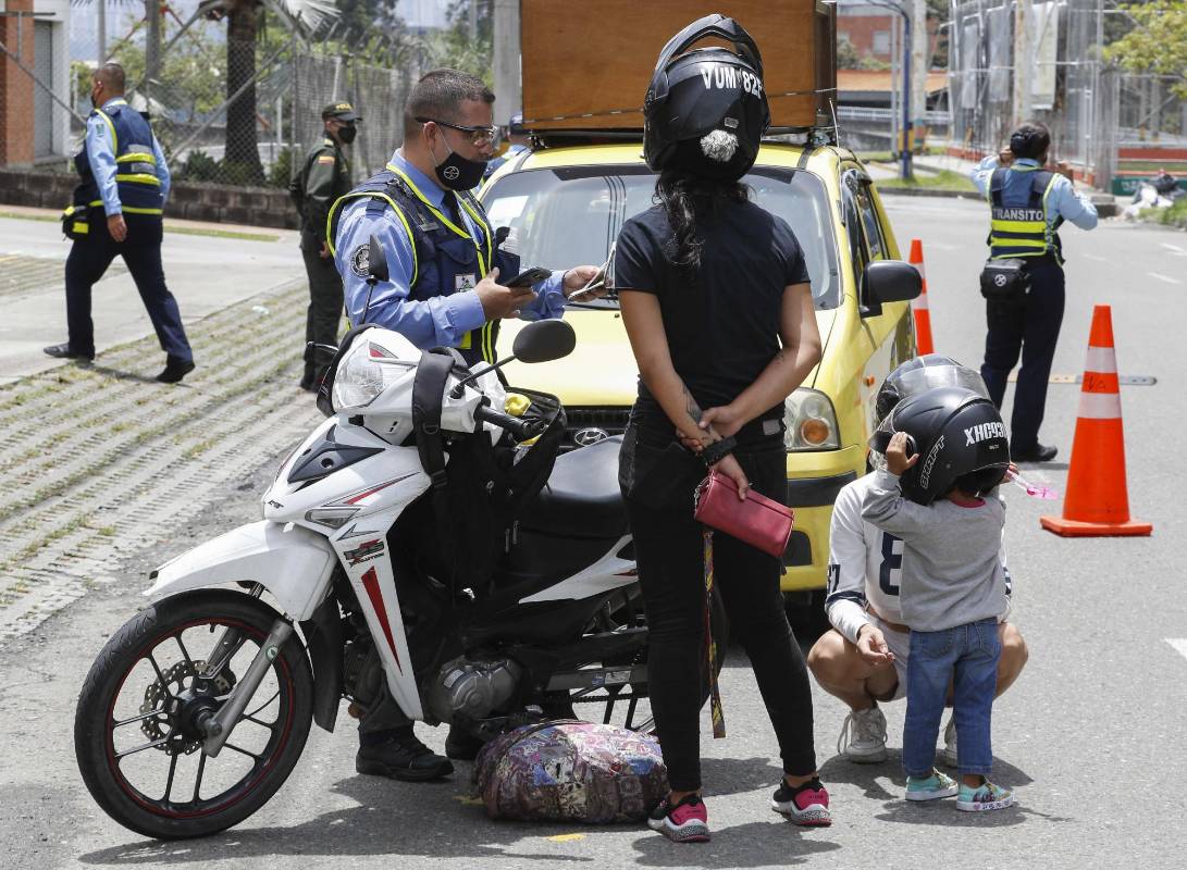 Así se veían las vías del municipio de Sabaneta, en el sur del Valle del Aburrá, este fin de semana de cuarentena total. Algunas personas salieron a las calles haciendo caso omiso a las restricciones y fueron sancionadas con una multa de $936.320. FOTOS MANUEL SALDARRIAGA QUINTERO