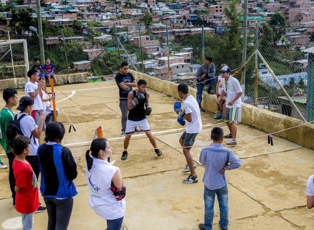 Con canecas, tubos de PVC, piedras y lazos forman el cuadrilátero donde los chicos exhiben su talento boxístico. FOTO: JUAN ANTONIO SÁNCHEZ O.