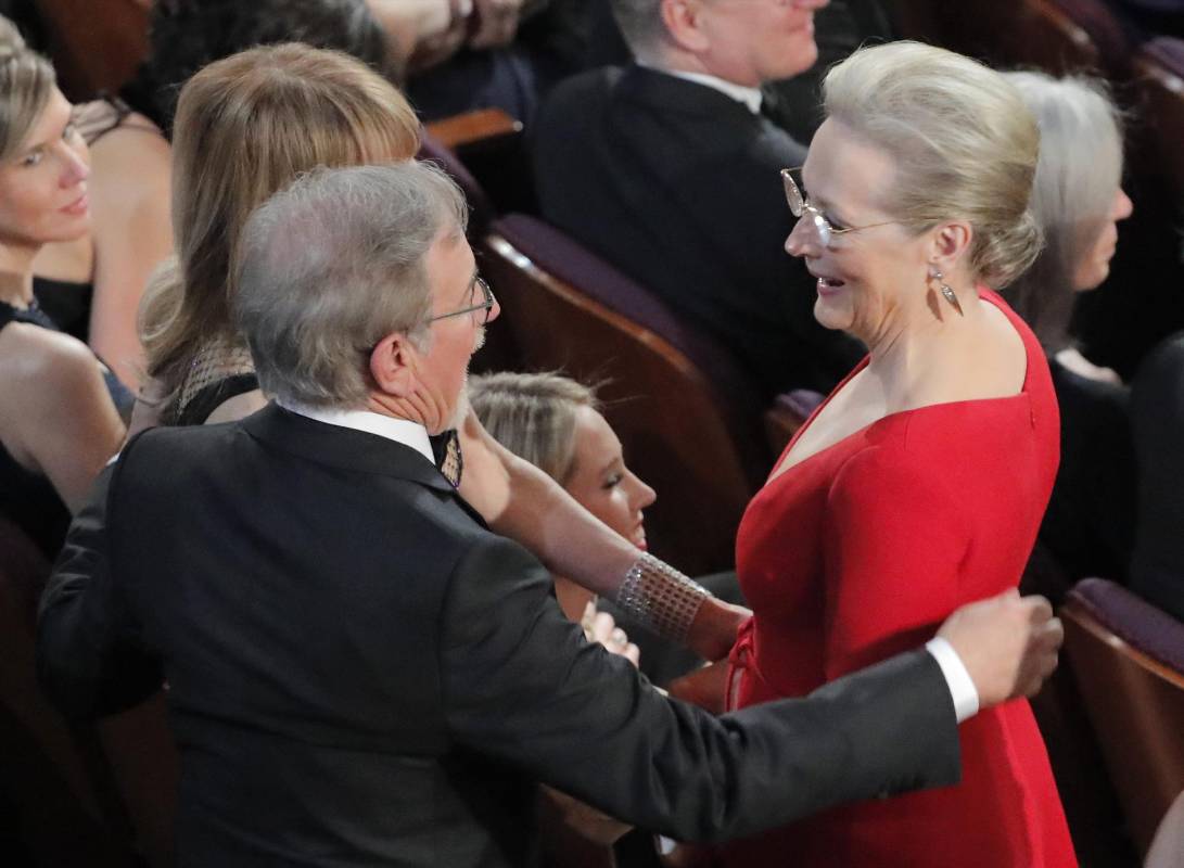 Steven Spielberg y Meryl Streep conversan mientras pasan los comerciales. FOTO Reuters