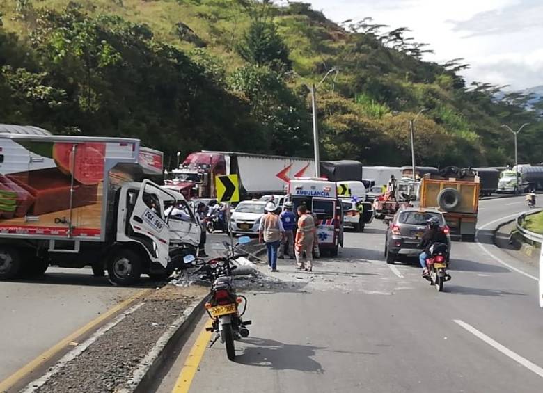 El camión transportaba alimentos de la empresa Bocadillos El Caribe. FOTO CORTESÍA DEVIMED