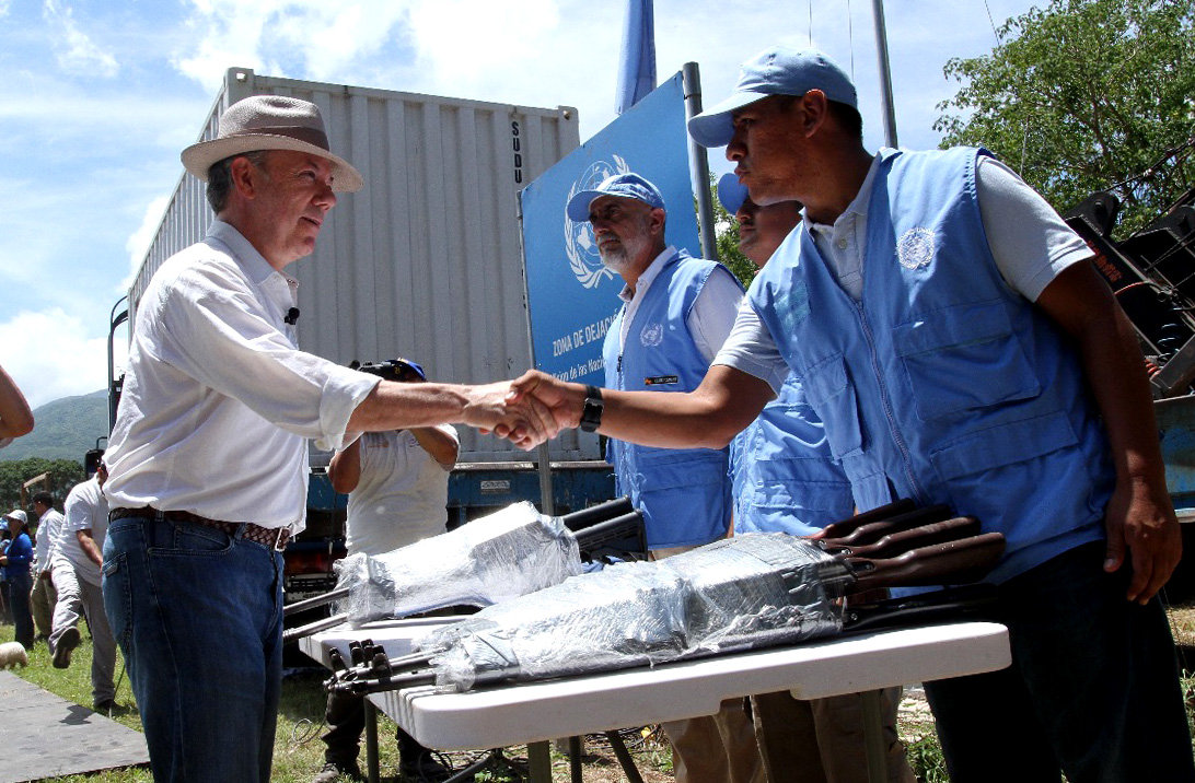 El Jefe del Estado colombiano agradeció a los observadores y funcionarios de la ONU durante las tres etapas de la entrega de armas. FOTO: Efe