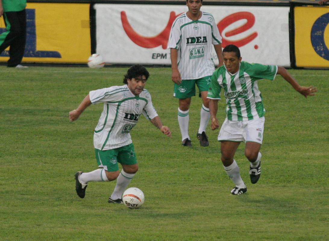Talentoso como pocos, polémico en lo político, Diego Armando Maradona tuvo una vida de altibajos, desde coronarse campeón del mundo hasta luchar contra las drogas. Foto: Archivo El Colombiano