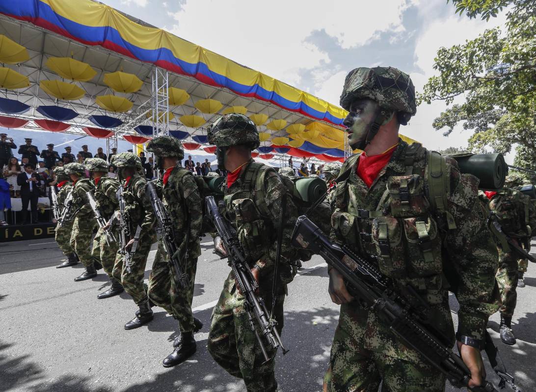 La fiesta de independencia colmó la carrera 70 de Medellín, las Fuerzas Militares, los cuerpos de rescate y los indígenas compartieron con la gente que se volcó a las calles. Foto: Manuel Saldarriaga Quintero.