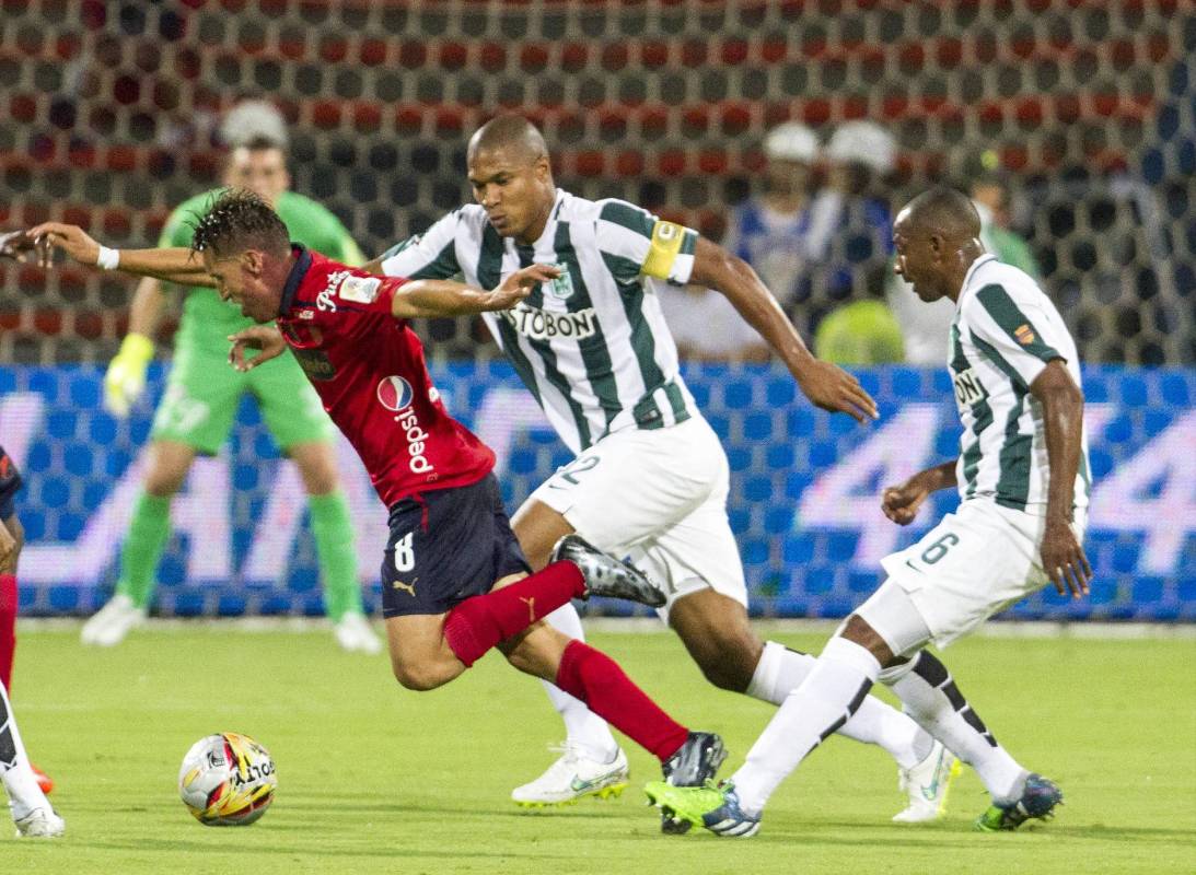 En medio de la irregularidad del encuentro, cuando llegó el gol verdolaga al minuto 77 con Luis Carlos Ruiz, el equipo que más había hecho por el partido era el Independiente Medellín. FOTO EDWIN BUSTAMANTE