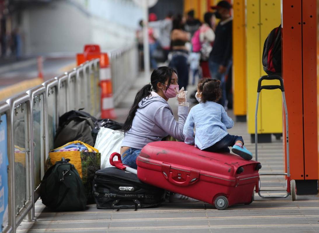 ¡SENSATEZ! Así, en mayúsculas, el gobernador de Antioquia hizo un llamado de atención a la ciudadanía que este martes colmó la Terminal del Norte en Medellín. Foto: Juan Antonio Sánchez. (Terminal del Norte)