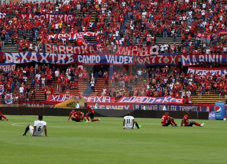 Así protestaron los jugadores al inicio del partido por los horarios diurnos. FOTO JUAN ANTONIO SÁNCHEZ