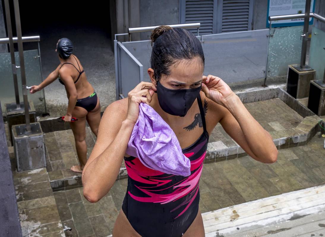 Para el ingreso al complejo cada deportista debió realizarse la prueba de Covid-19 con anterioridad. Tienen que portar tapabocas, desinfectar sus manos, calzado y acceder a la toma de temperatura. Foto Juan Antonio Sánchez Ocampo 