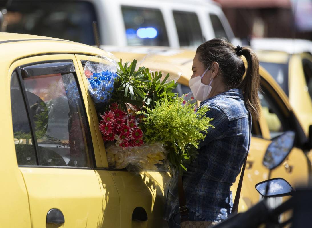 Regalar flores es una tradición que demuestra el amor por las madres y es símbolo de embellecer los sentimientos. Foto: Edwin Bustamante.