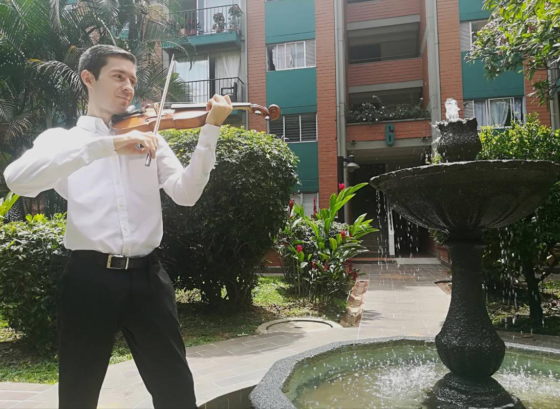 Cristián Cardona con el agudo violín. FOTO MANUEL SALDARRIAGA