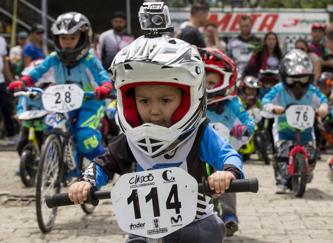 La ternura y la ilusión de los niños se tomó la competencia de push bike del Clásico EL COLOMBIANO. Todos encantaron con su risa y alegría al público asistente. FOTO JAIME PÉREZ