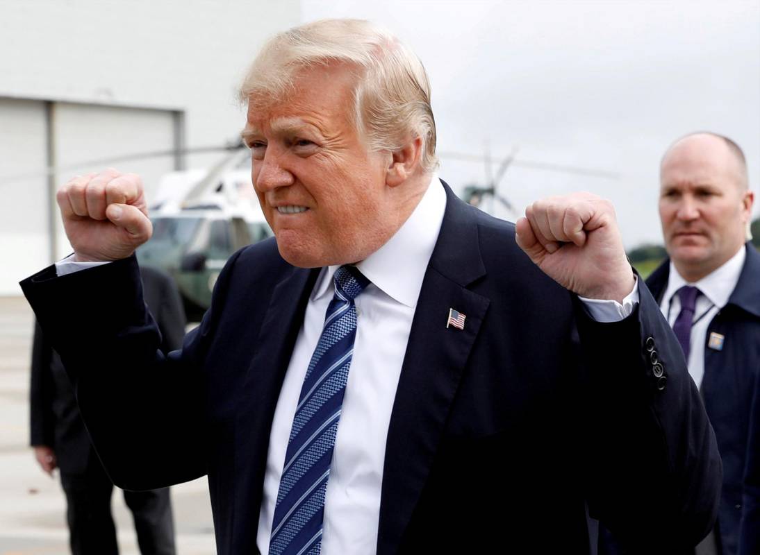 El presidente de los Estados Unidos, Donald Trump, gesticula después de llegar al aeropuerto John Murtha Johnstown-Cambria County en Johnstown después de llegar a Pensilvania para participar en la 17ª reunión anual del 11 de septiembre en el Vuelo 93 National Memorial en el condado de Somerset, Pensilvania, EE. UU., 11 de septiembre de 2018. El fotógrafo de Reuters, Kevin Lamarque, dijo: “El festejo de celebración en un día nacional de luto y reflexión nos sorprendió incluso a los más experimentados de nosotros con la guardia baja”. REUTERS / Kevin Lamarque 