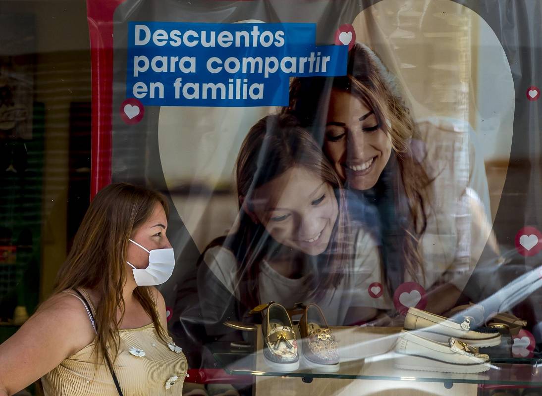 La venta de electrodomésticos, computadores y equipos de comunicaciones deberá realizarse en su totalidad de manera virtual con el fin de evitar posibles aglomeraciones en los establecimientos comerciales que generen contagios de covid-19. Foto: Jaime Pérez.