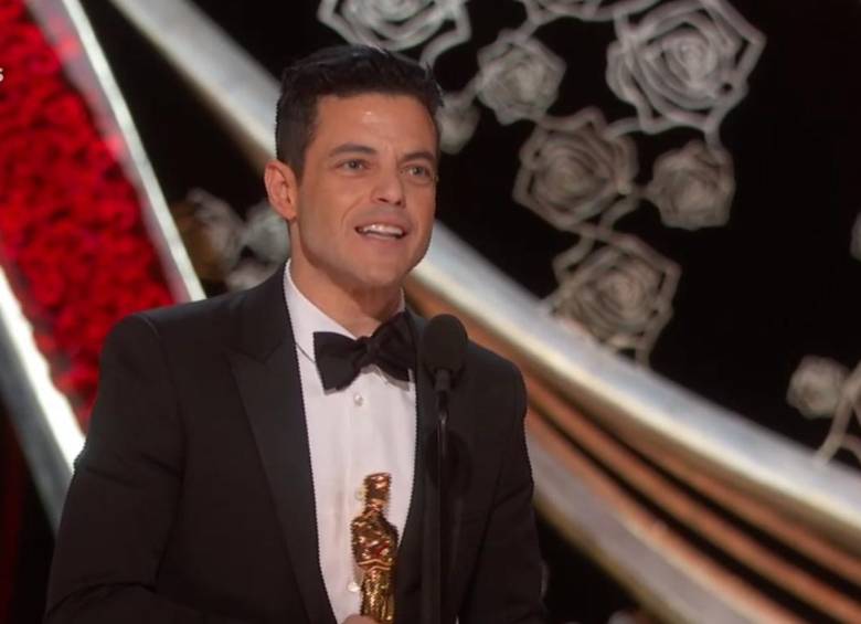 Rami Malek feliz con su Óscar. FOTO Cortesía TNT