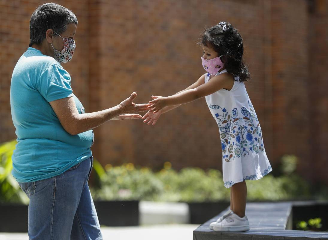Los niños en la semana podrán salir tres veces de su casa por espacio de 30 minutos, siempre acompañados de un adulto responsable. Foto Manuel Saldarriaga Quintero.