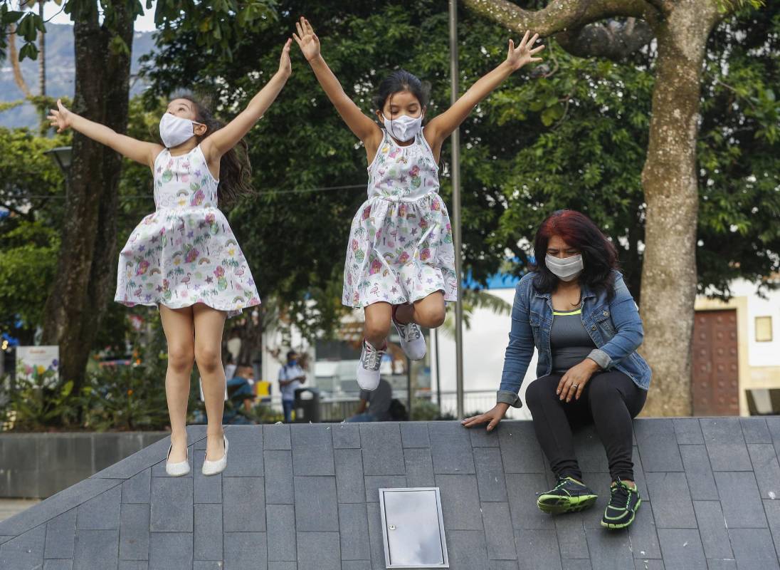 Los niños en la semana podrán salir tres veces de su casa por espacio de 30 minutos, siempre acompañados de un adulto responsable. Foto Manuel Saldarriaga Quintero.
