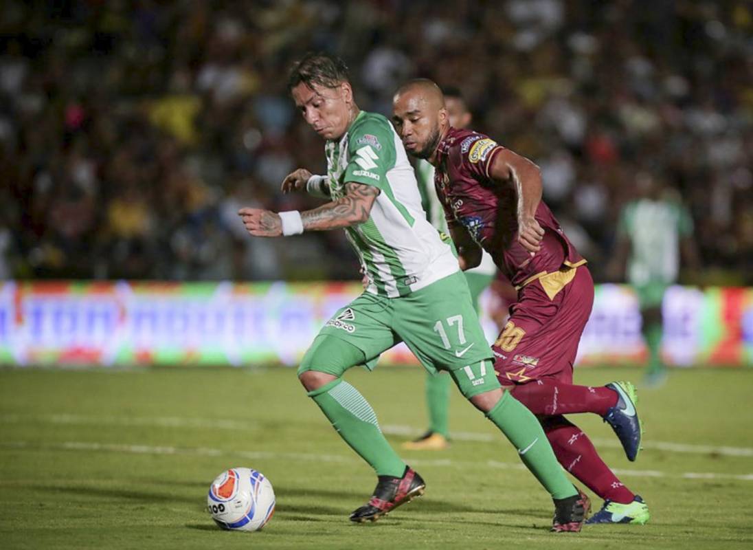 Una genialidad del atacante Dayro Moreno le dio la ventaja al verde este miércoles 1-0 ante el Tolima en la ciudad de Ibagué. Foto: Luisa González, Colprensa