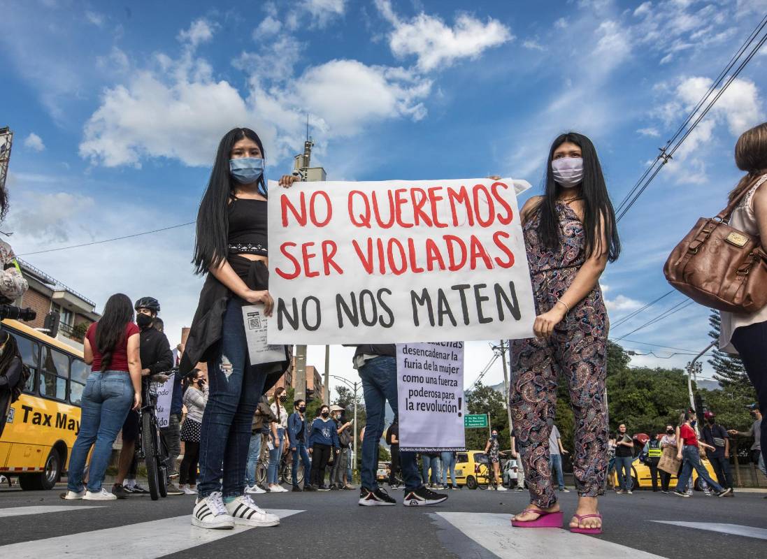 La protesta de las personas también era por el cese a cualquier tipo de violencia contra las mujeres. Foto: Camilo Suárez