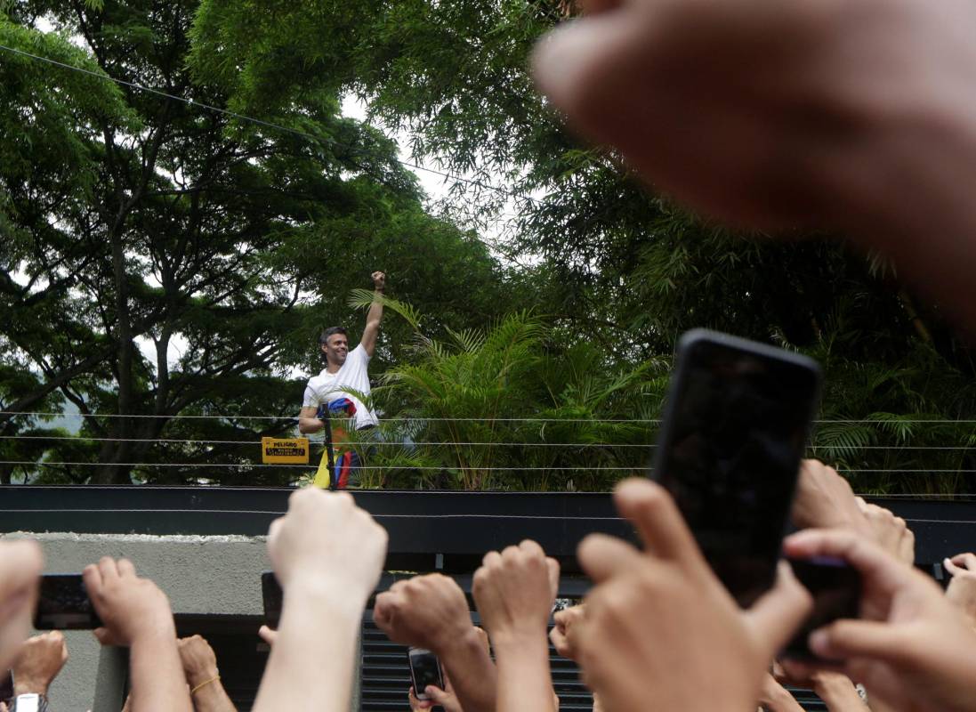 La noticia de la salida de prisión de López congregó a multitud de periodistas y simpatizantes desde primeras horas de esta mañana en su residencia en la zona de Los Palos Grandes en el este de Caracas. FOTO REUTERS