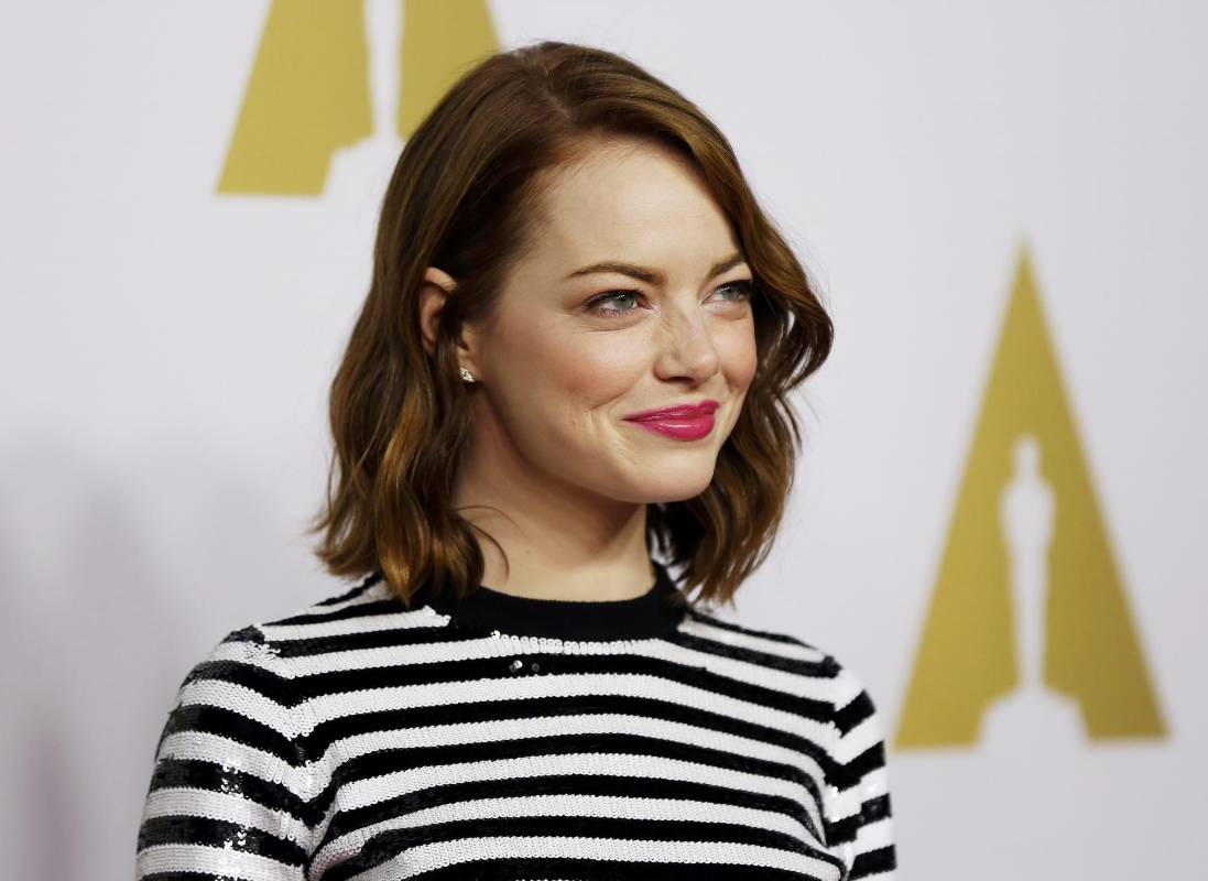 Emma Stone, nominada a mejor actriz de reparto por su papel en Birdman llega a la gala en Beverly Hills. FOTO Reuters
