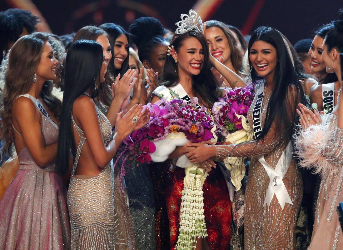 Con una sonrisa perenne, seguridad al desfilar y una personalidad arrolladora, la filipina Catriona Gray se coronó Miss Universo 2018 y suma para su país el cuarto cetro de este certamen de belleza. FOTO EFE