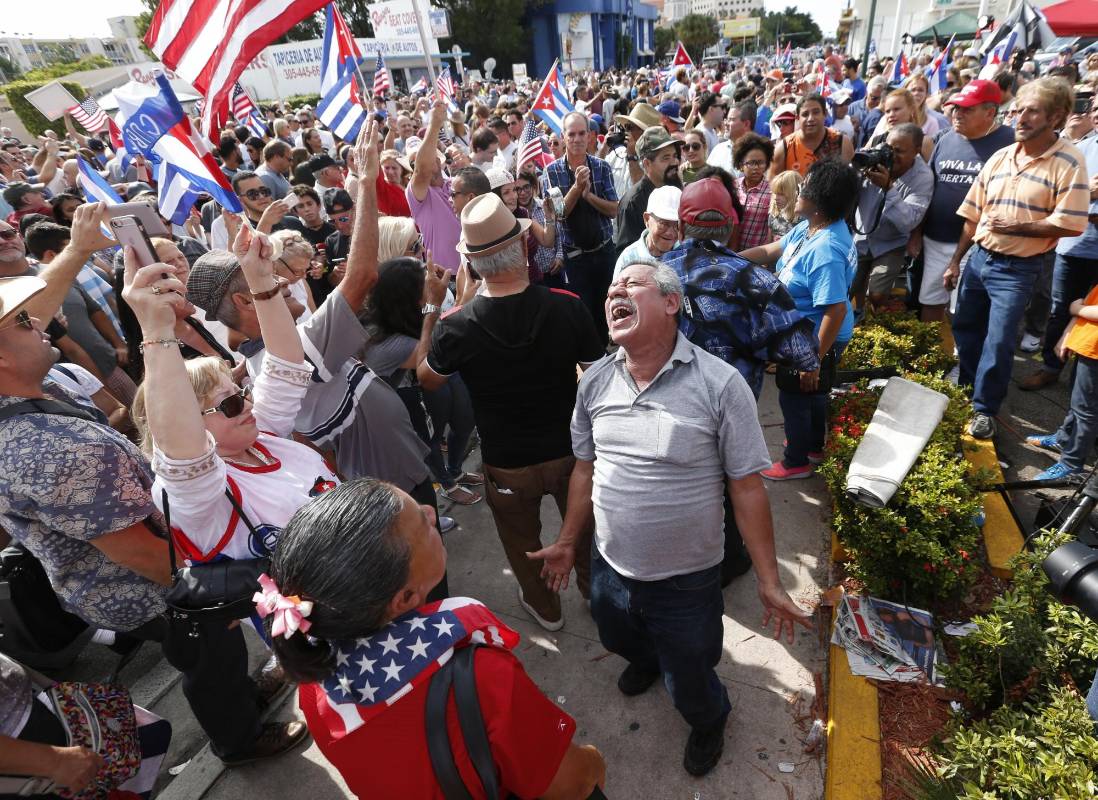 Con banderas cubanas y estadounidenses, los cubanos de Little Havana (Miami) celebraron por la muerte de Fidel Castro. FOTO AP