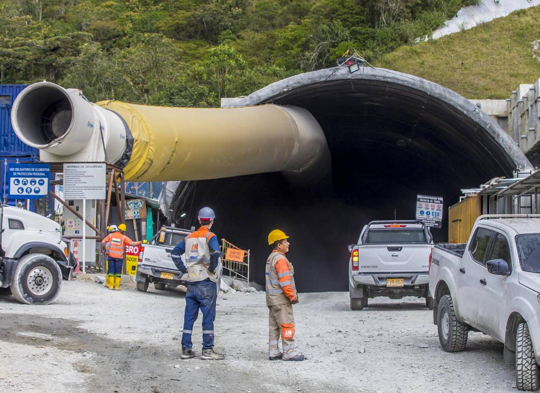 Esta es la entrada conocida como Portal Medellín, en esta boca ya van excavados 810 metros. Foto Juan Antonio Sánchez Ocampo