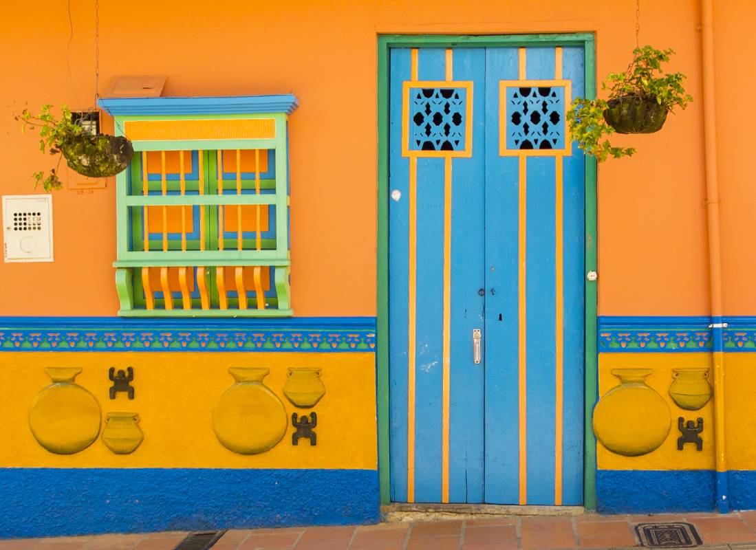 Guatapé tiene su encanto en que ha sabido recuperar su tradición de antaño al pintar sus casas y puertas creando un ambiente único. Foto: Camilo Suarez